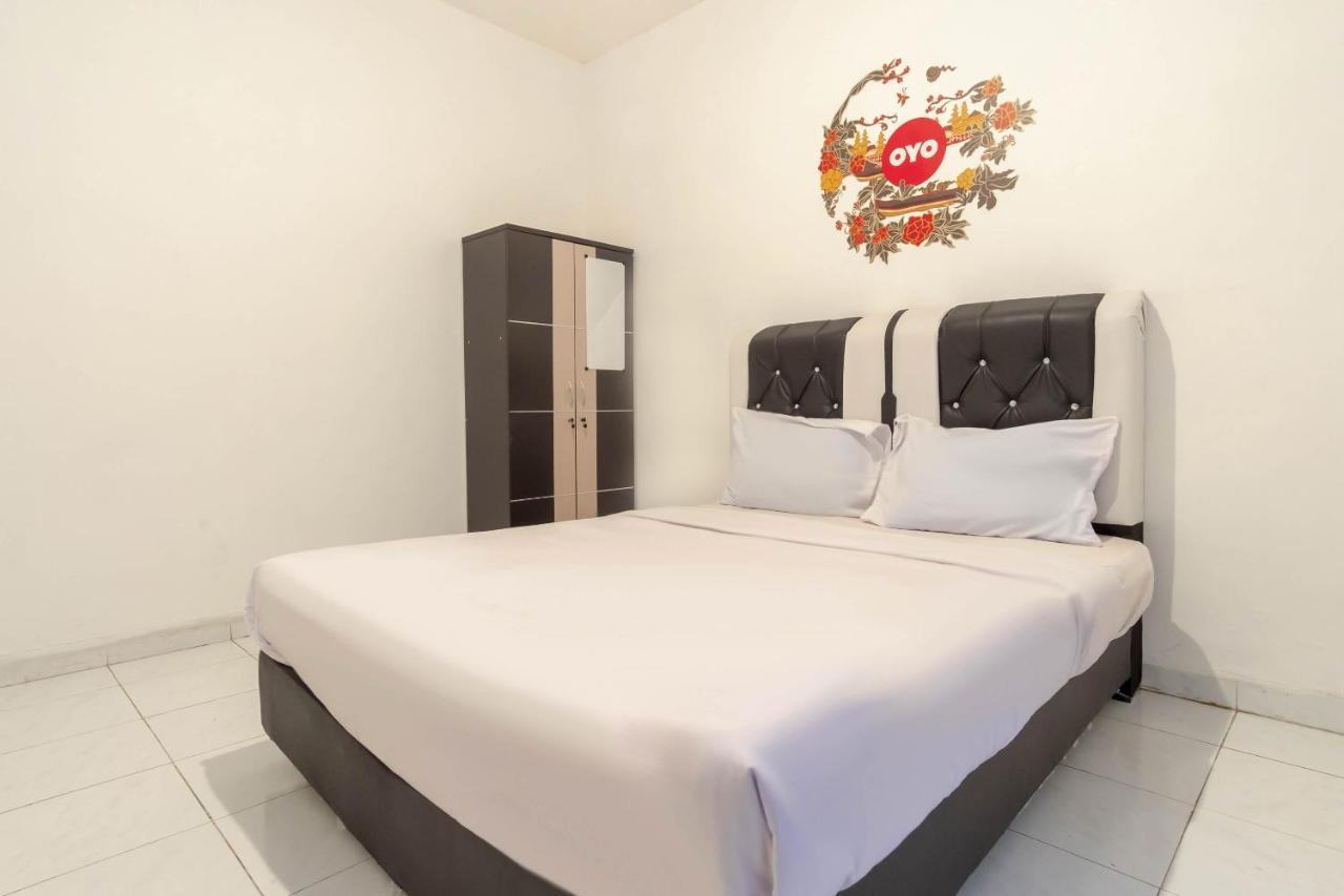 Hotel Oyo Living 2843 Raz House Syariah Medan Zewnętrze zdjęcie